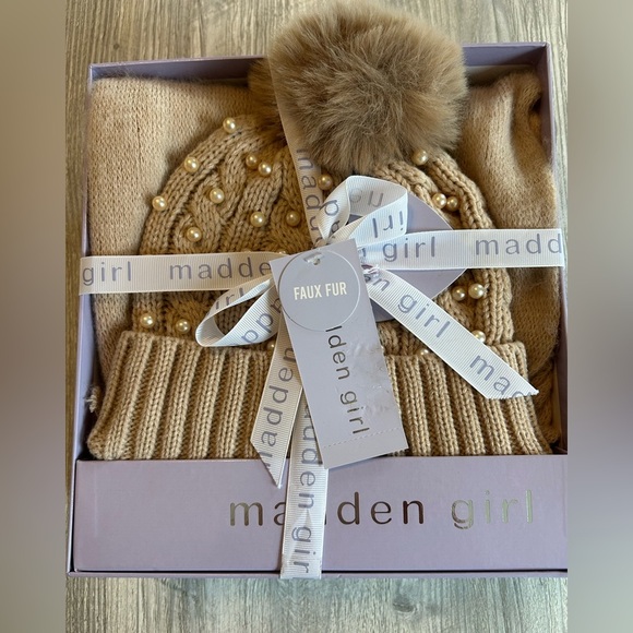 Madden Girl Beige Boxed gift set faux fur hat with Pearl Accents and scarf NEW! - Picture 2 of 4